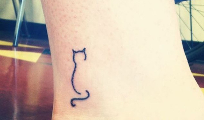 silhouette de chat modele tatoo tatouage moustache cheville femme
