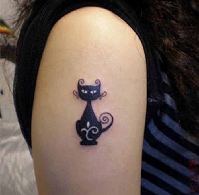 dessin chats noir taoué sur le bras femme animal tatouage chat alice au pays des merveilles manadala 