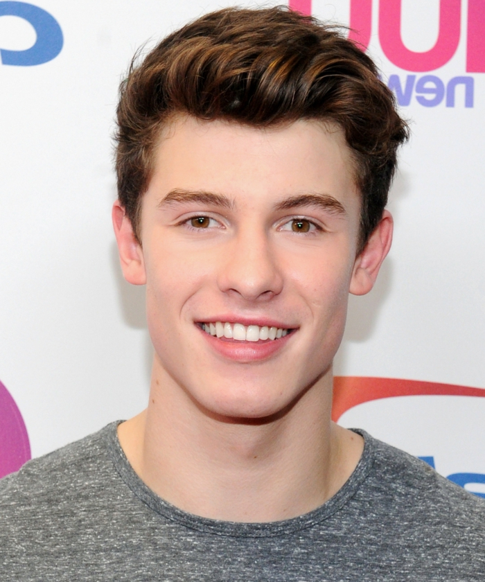 shawn mendes, coupe asymétrique, cheveux courts, idée de coiffure classique et élégante, cheveux peignés en arrière