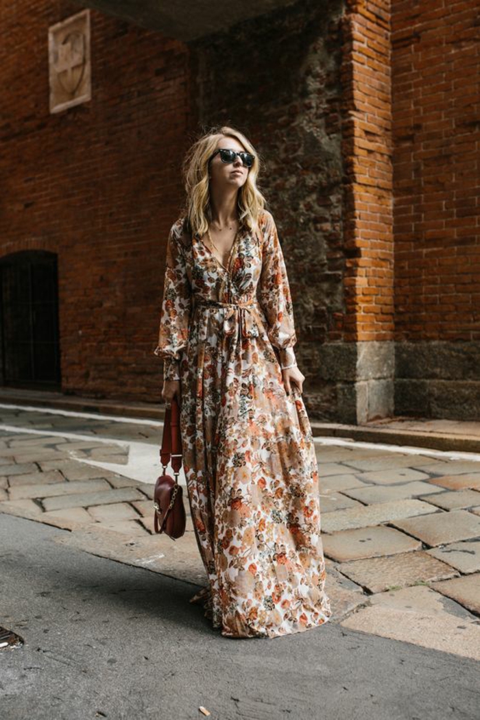 robe ethnique de style gypsy, joli imprimé floral, look bohème chic urbain