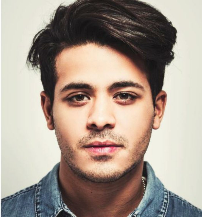coiffure ado garçon, christian navarro, acteur, 13 reasons why, avec coupe pompadour, cotés courts, dessus long