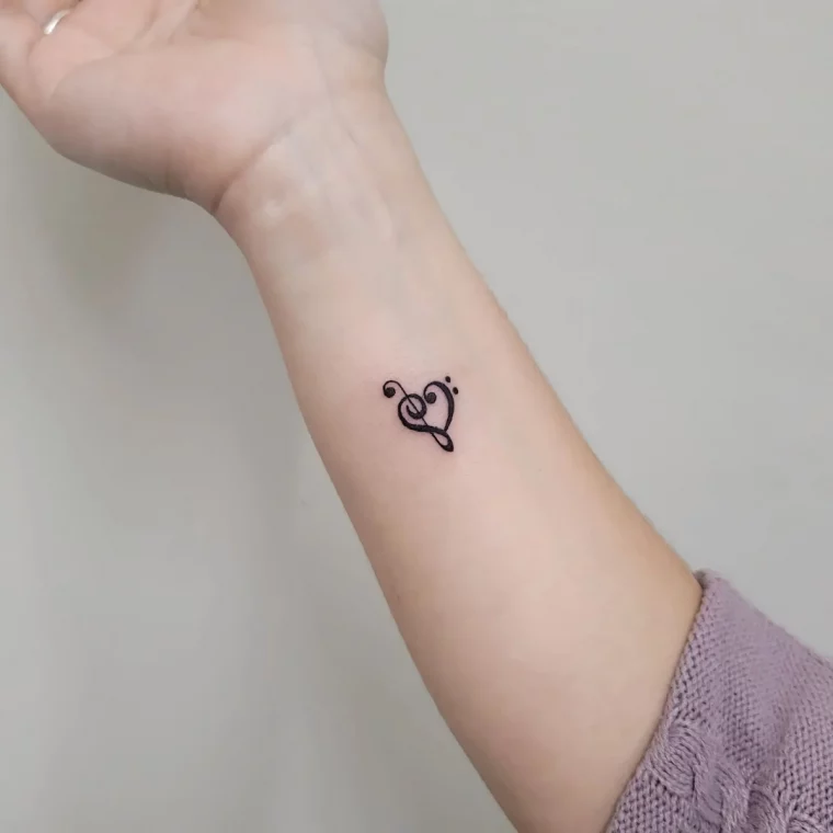 cle de sol coeur tatouage minimaliste discret poignet