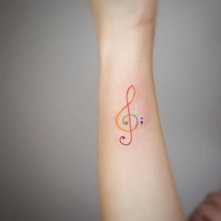 cle de sol symbole colore tattoo minimaliste bras femme homme