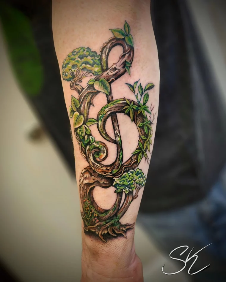 clé de sol tattoo artistique imitation branches arbre feuilles vertes