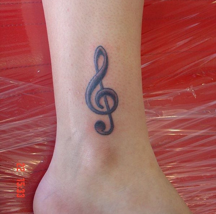 tattoo cle de sol cheville femme tatouage pied musique