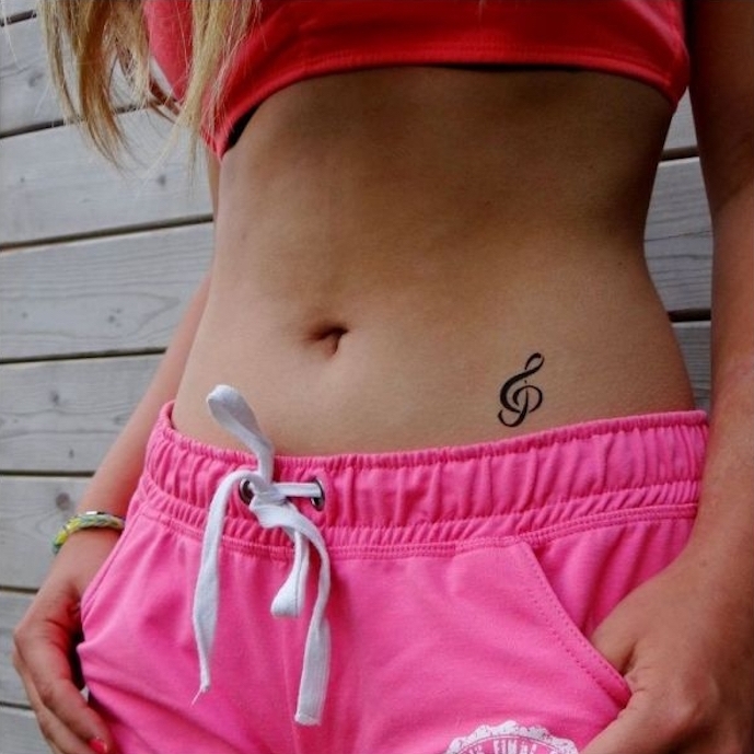 clé de sol dessin tattoo note de musique ventre fille tattoo hanche femme