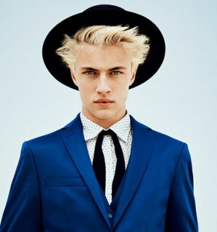 idée de coiffure ado garçon blond, coupe asymétrique, tenue homme stylé, costume cravate vintage