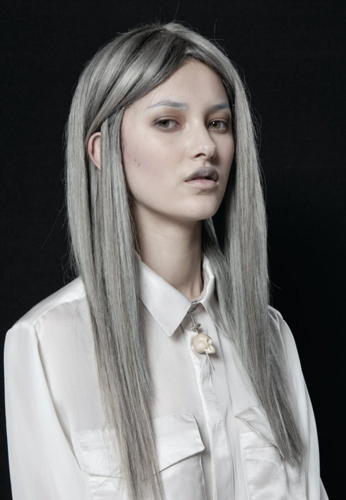 meche femme, nuance de gris, chemise blanche avec col, teinture grise, racines noires