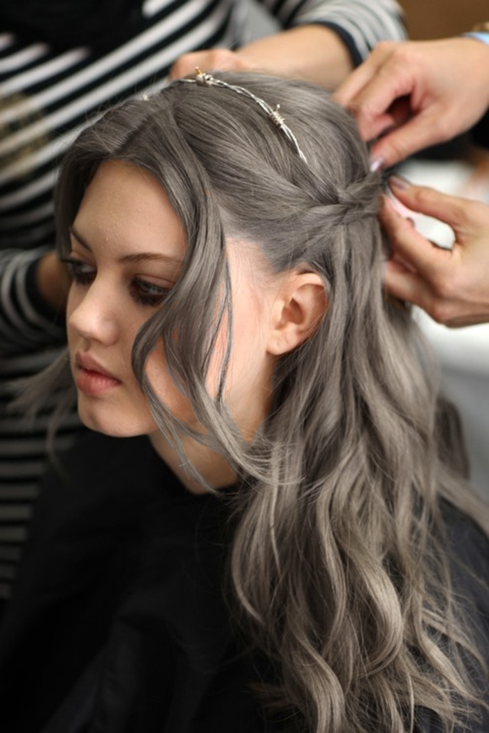 nuance de gris, coloration cheveux gris cendré, rouge à lèvre nude, cheveux bouclés, couronne cheveux, maquillage noir