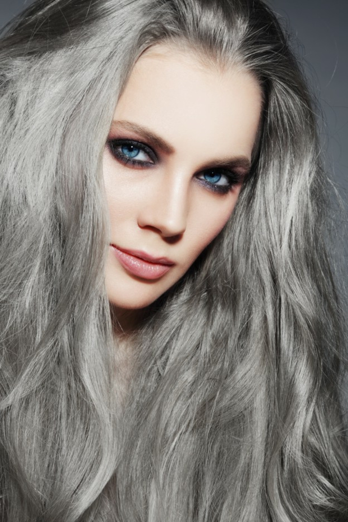 couleur gris cheveux, yeux bleus, cheveux longs, nuance de gris, rouge à lèvres rose, crayon yeux violet