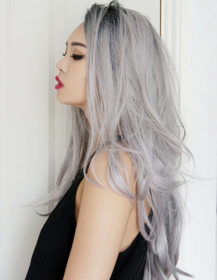 couleur gris cheveux, débardeur noir, meche femme, nuance de gris, cheveux longs, eye-liner noir
