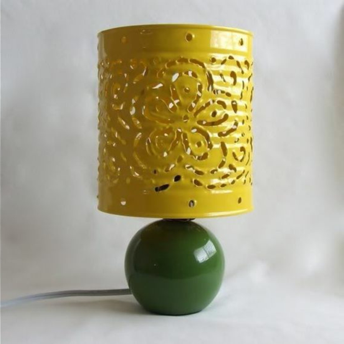 une lampe design, abat-jour fabriqué à partir de boite de conserve customisée, motifs floraux, peinture jaune, lampe vintage