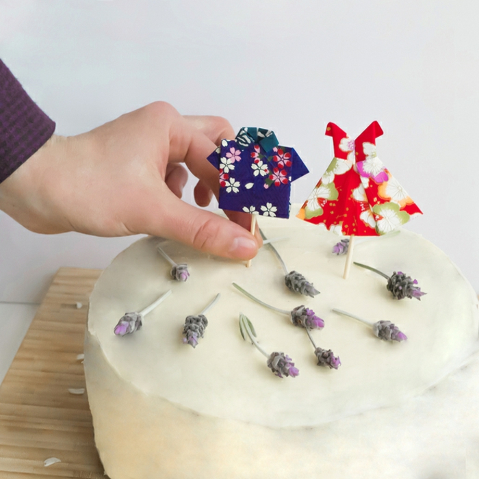 idée originale pour une décoration de gâteau en papier, origami facile pour décorer ses gâteaux, cake topper chemise et robe origami