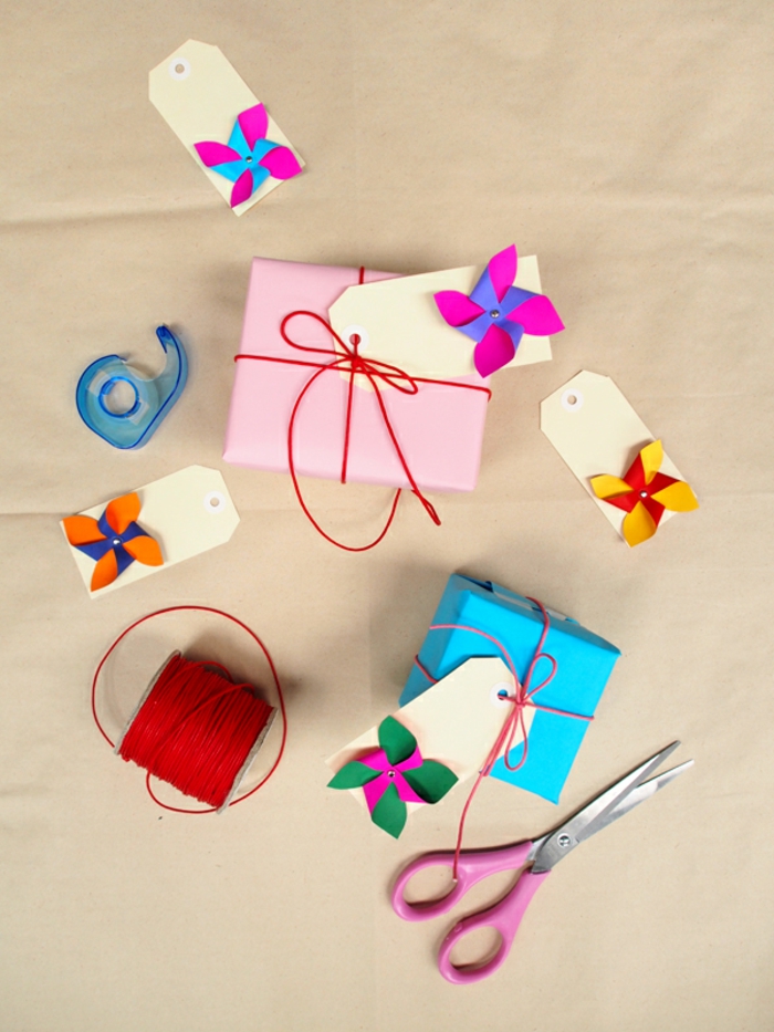 emballer un paquet de cadeau d'une façon originale, étiquette cadeau diy décorée avec mini moulin à vent à double face
