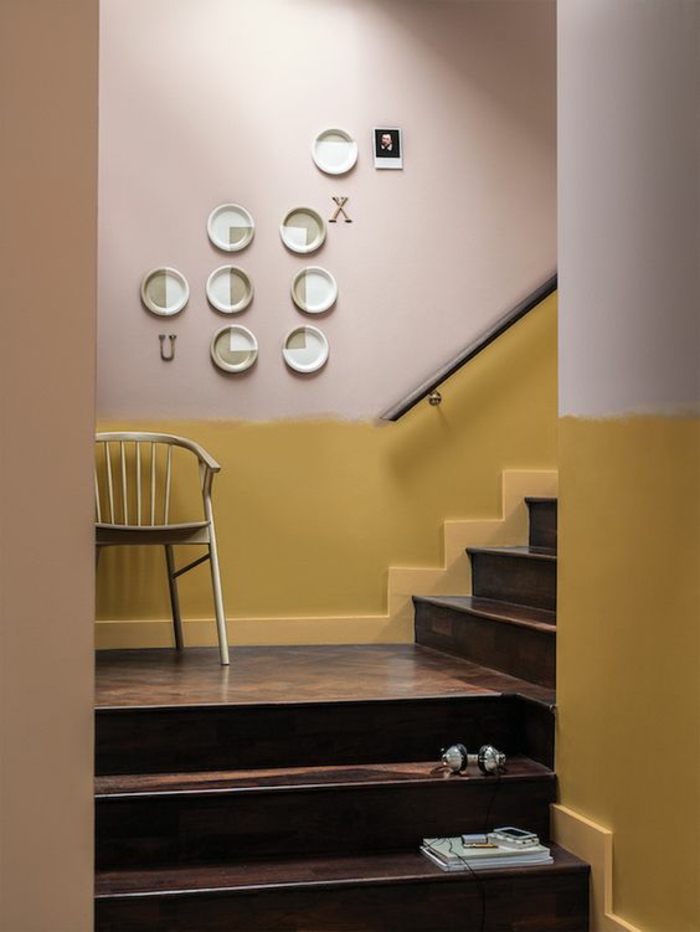 idée originale pour peindre l'escalier, mur ocre jaune doré et rose pastel associé à un escalier en bois foncé
