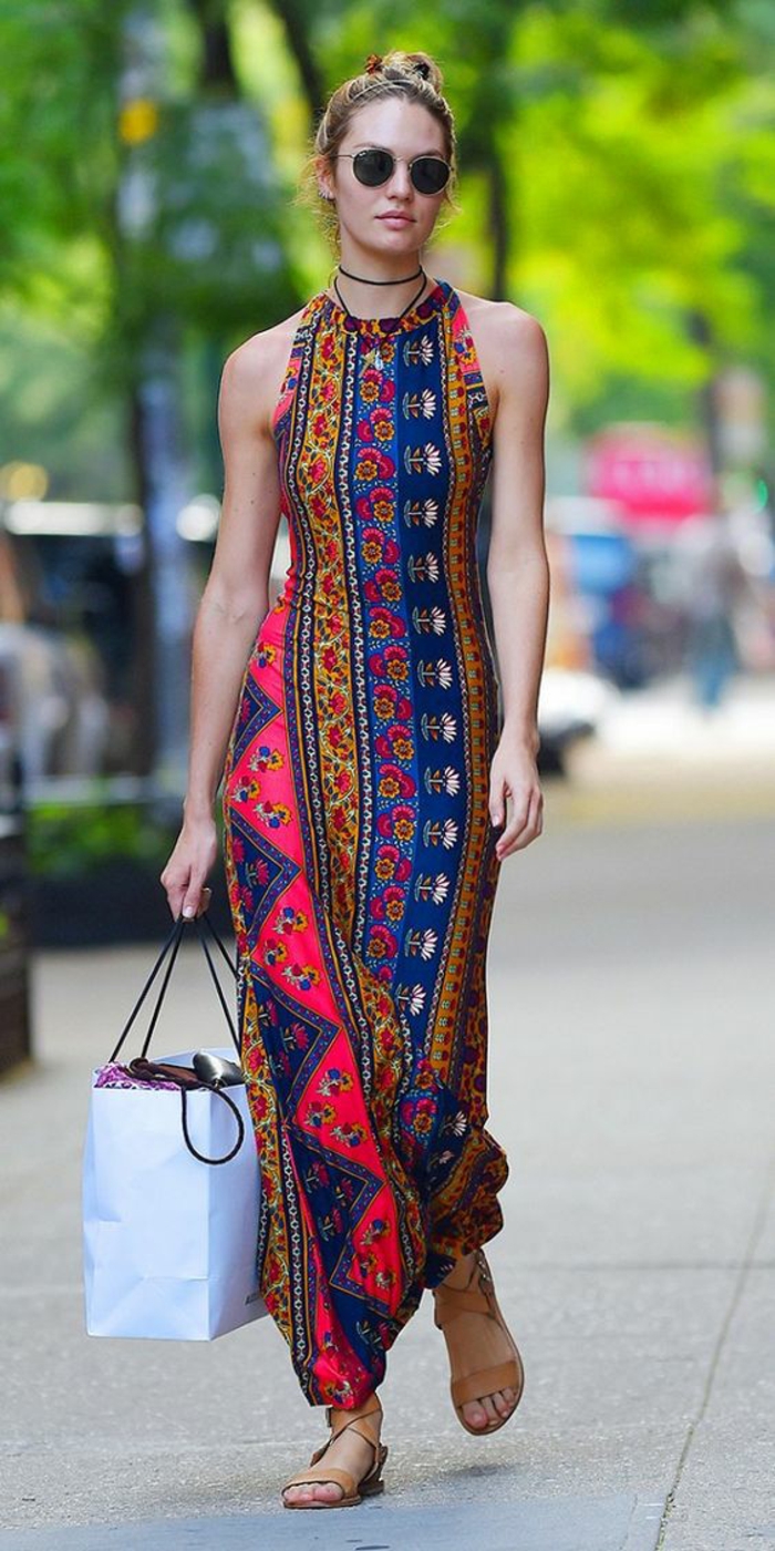 une robe longue imprimée aux motifs ethniques bretelle tour de cou, le chic ethnique en été