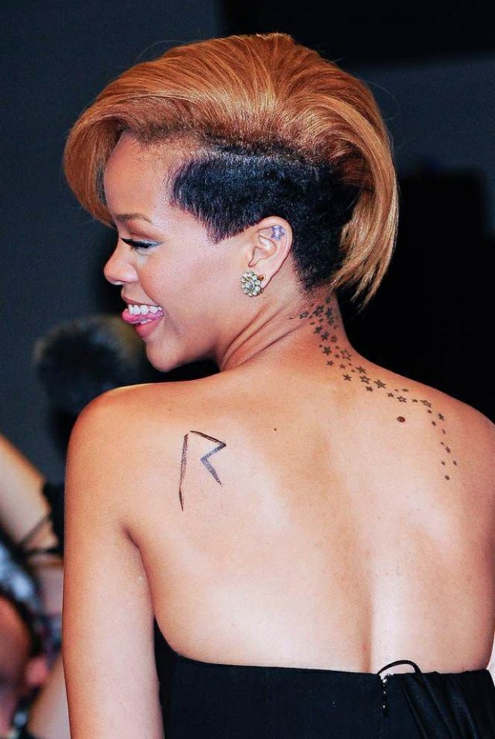 Helix tattoo tattoo tatouage sur l oreille tatouage hélix Riana étoile