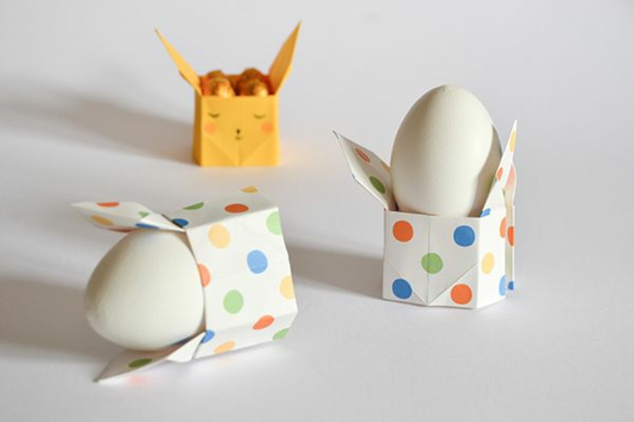 bricolage de pâques original, un coquetier en origami facile à faire