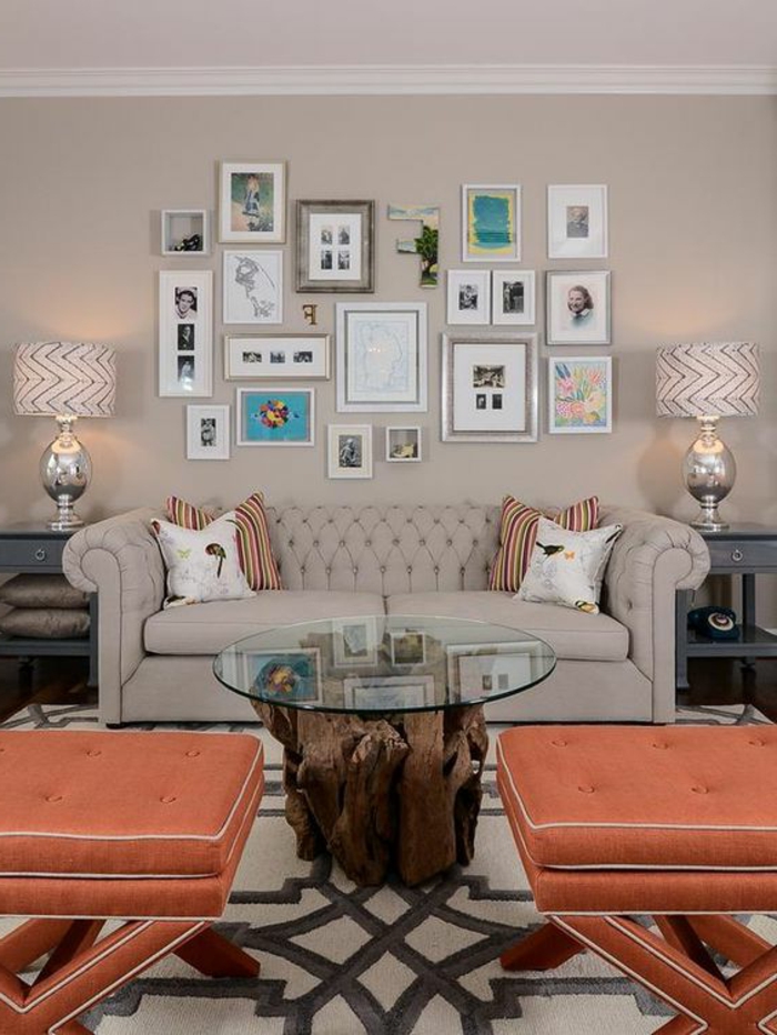 lampes de table avec abat-jour, sofa gris, deux tabourets corail couleur, table de salon en verre er bois naturel