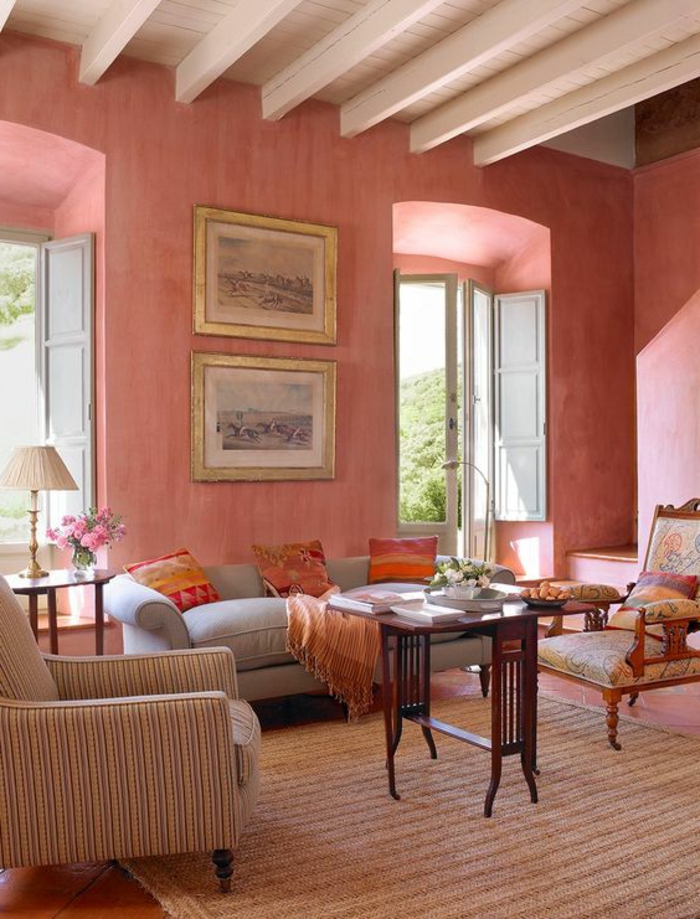 corail couleur, salon élégant avec un plafond peint blanc, grande chaise baroque et sofa gris