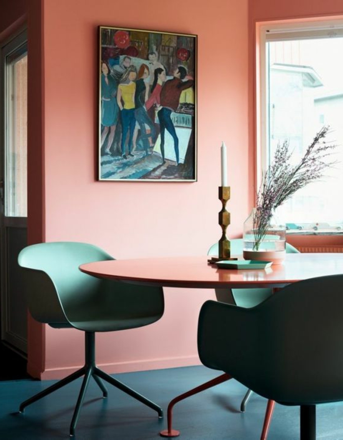 corail couleur, chaises vertes, tableau art, mur couleur corail, table ovale et chaises couleur menthe