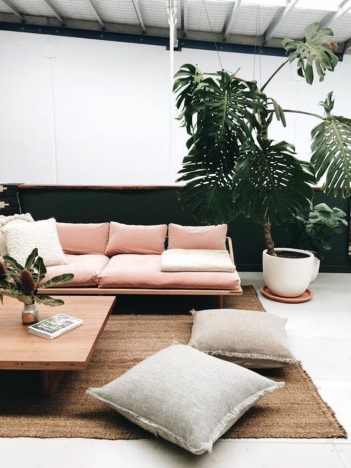 corail couleur, salle de séjour avec tapis sisal, grandes plantes, table basse rectangulaire