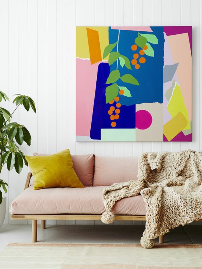 corail couleur, sofa scandinave, tableau artistique en pastels, plante verte