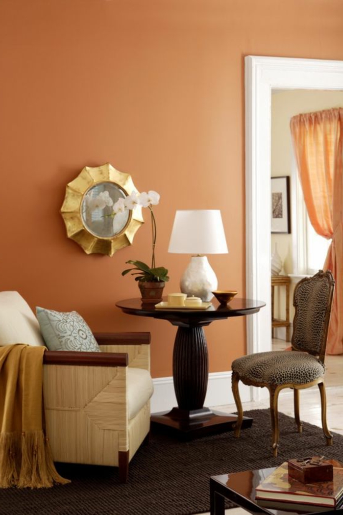 mur couleur abricot, chaise baroque, table ronde ancienne, petit tapis marron