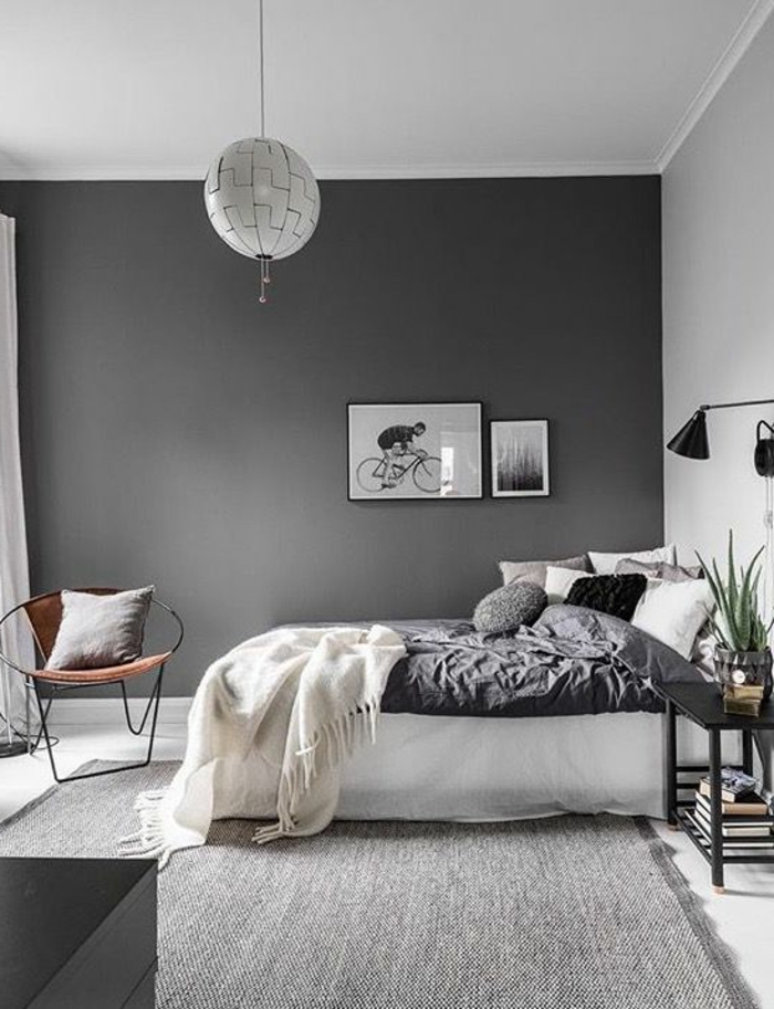 couleur assortie au gris, plafonnier rond, mur peint gris, petit chevet noir
