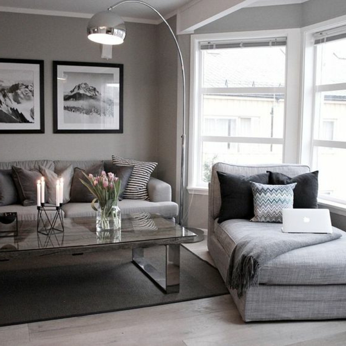 couleur assortie au gris, grande table de salon, lampadaire arc, fauteuil gris avec coussins