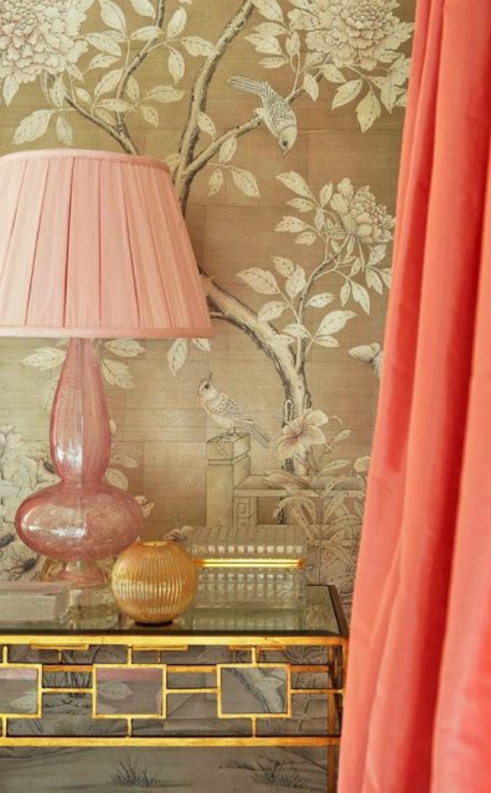 rideaux et lampe couleur corail, papier peint arbre avec oiseaux, table cadre doré 