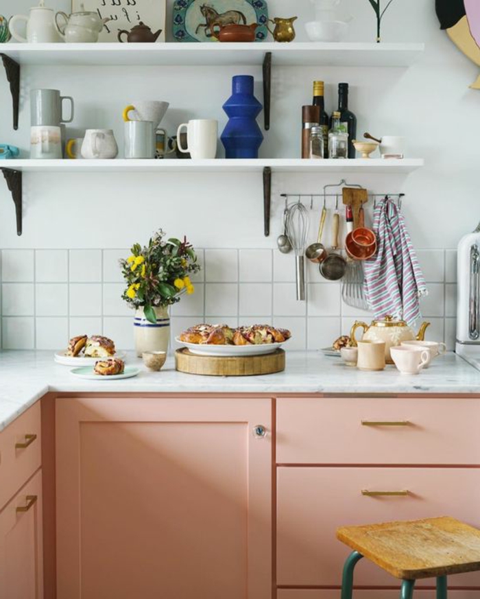 placards de cuisine roses, mur blanc de cuisine, étagères blanches, carreaux blancs