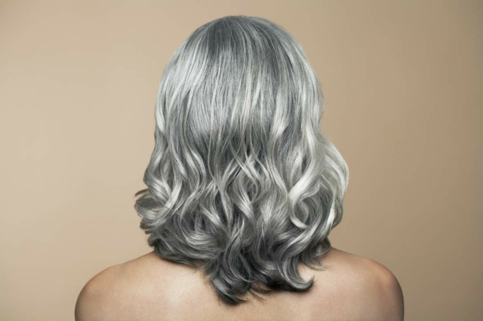 coloration cheveux gris cendré, nuance de gris, coiffure avec boucles, teinture grise