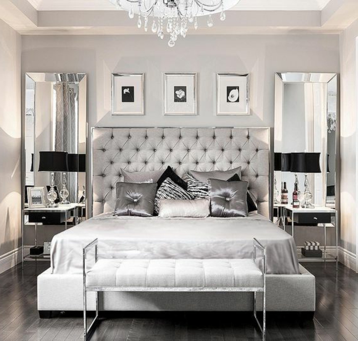 couleur gris perle, tête de lit capitonnée, plafonnier en crystal, coussins déco, banquette de lit blanche