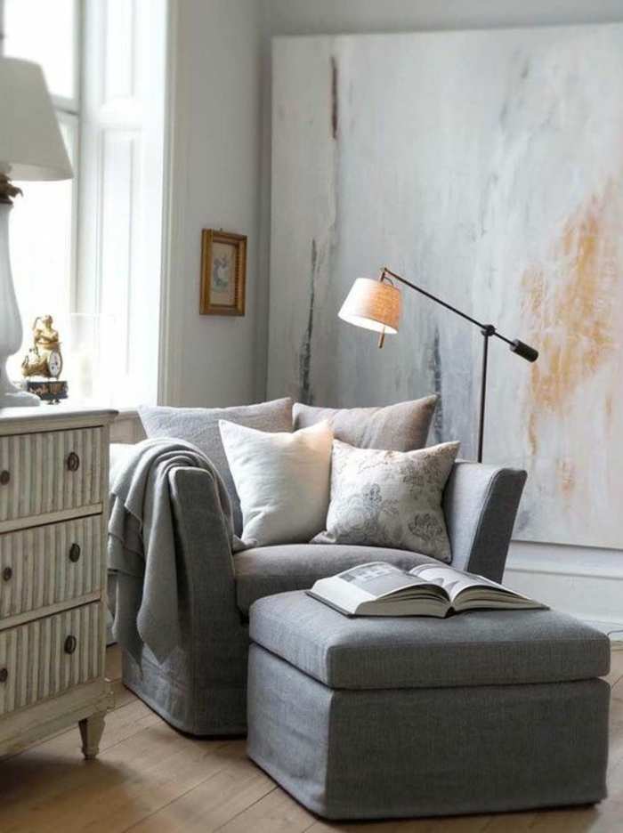 couleur gris perle, lampe de sol avec bras amovible, placard gris, grand fauteuil confortable