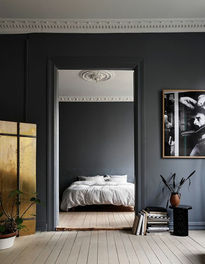 couleur gris perle, plancher en bois, photo avant-garde, plafonds blancs, petite table noire