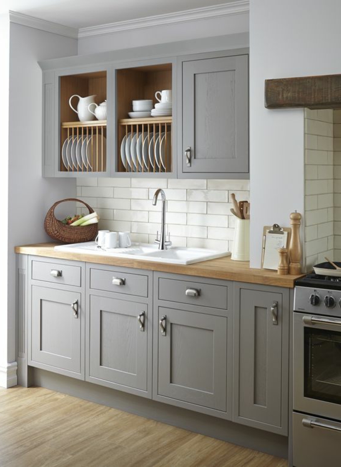 couleur qui va avec le gris, cuisine moderne style épuré, placards gris, évier blanc et comptoir en bois