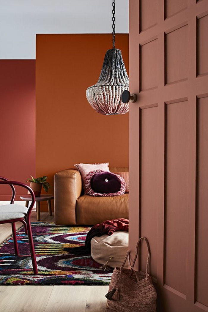 intérieur couleur saumon et orange, plafonnier suspendu design oriental, tapis bariolé