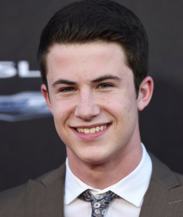 idée de coiffure garcon facile à faire, coupe de cheveux courte, dylan minette, 13 reasons why, look tapis rouge, cheveux peignés en arrière