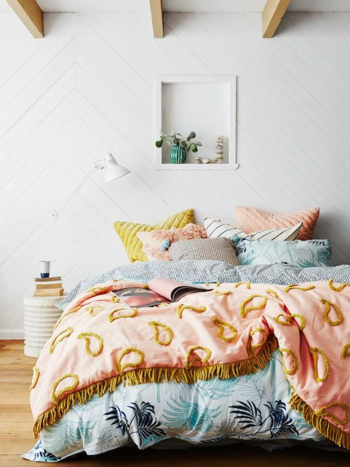 une chambre à coucher douce et féminine qui associe le bois naturel et les couleurs fraîche comme le rose poudré et l'ocre jaune