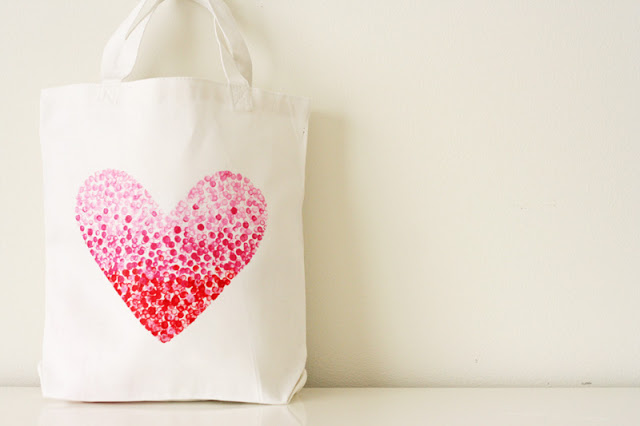 un sac customisé, dessin coeur à pois rouges et rose, idée activite manuelle, convenable pour adultes, accessoire femme