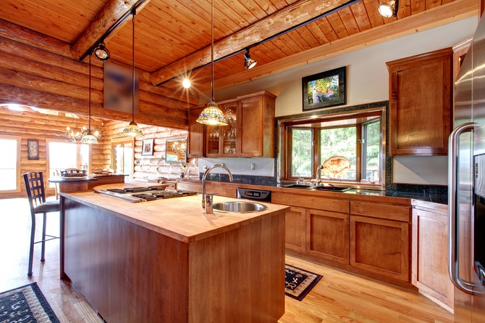 relooker cuisine en bois, tapis beige et marron, suspension luminaire, double évier, murs en bois, cuisine équipée