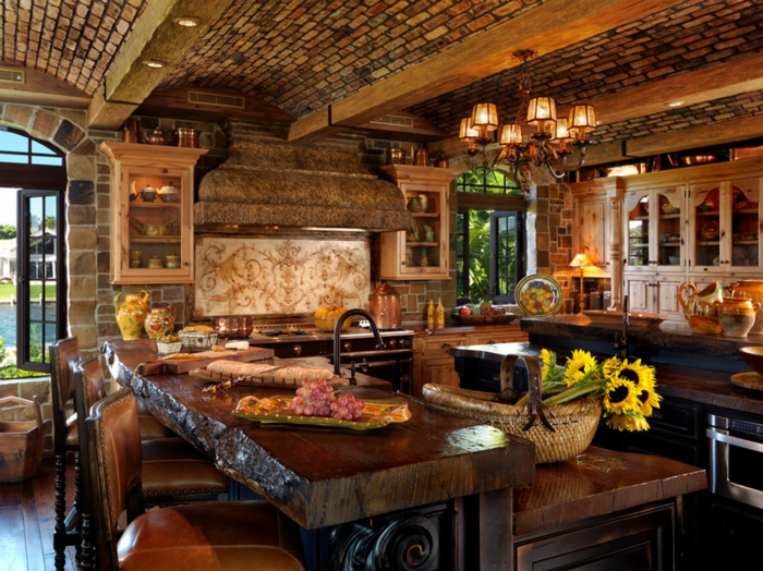 modele de cuisine, comptoir en bois, vase jaune, plafond en briques, armoires de cuisine en bois, parquet en bois