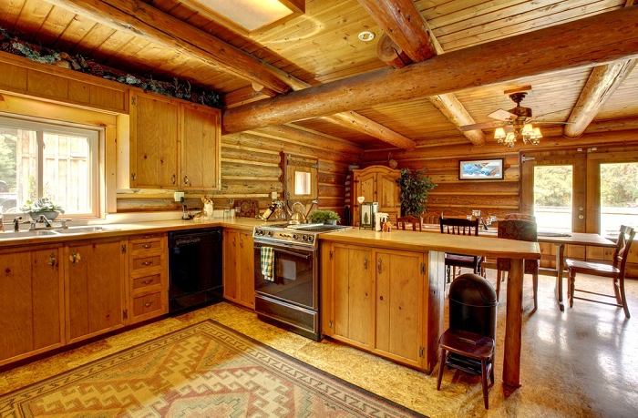 cuisine en bois, évier, armoires de cuisine en bois, guirlande de noel, cuisine intégrée, grandes fenêtres, plantes vertes