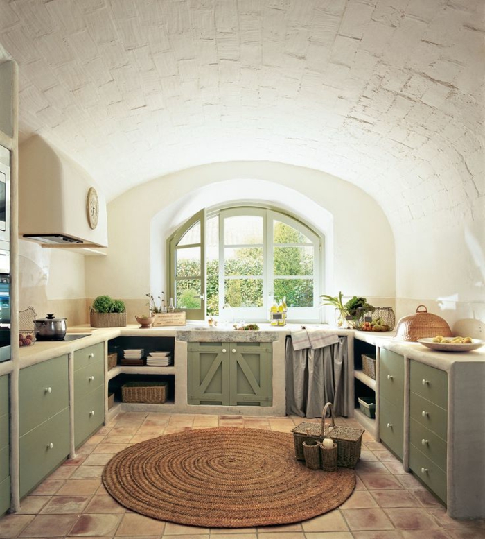 cuisine blanche et bois, fenêtre à carreau peinte en verte, armoires de cuisine verte kaki, tapis rond, casserole