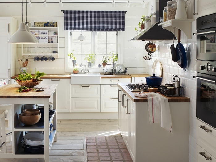 cuisine équipée, comptoir de cuisine en bois, casserole bleu foncé, carrelage blanc, modele de cuisine, évier blanc