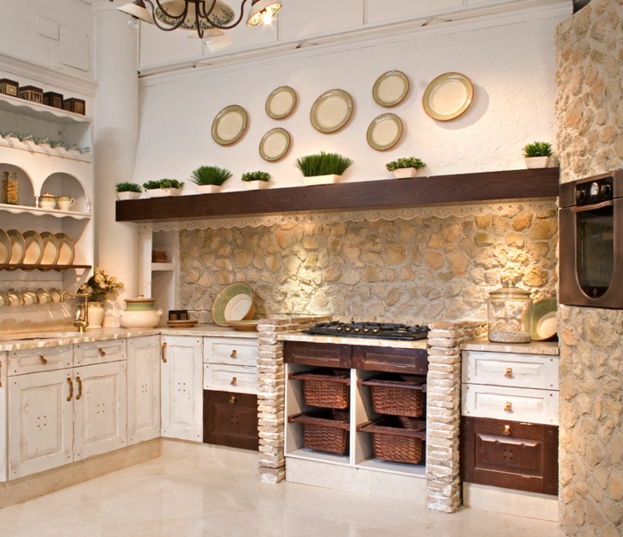 relooker cuisine en bois, mur en pierre, décoration avec assiettes, four électrique moderne, panier en paille