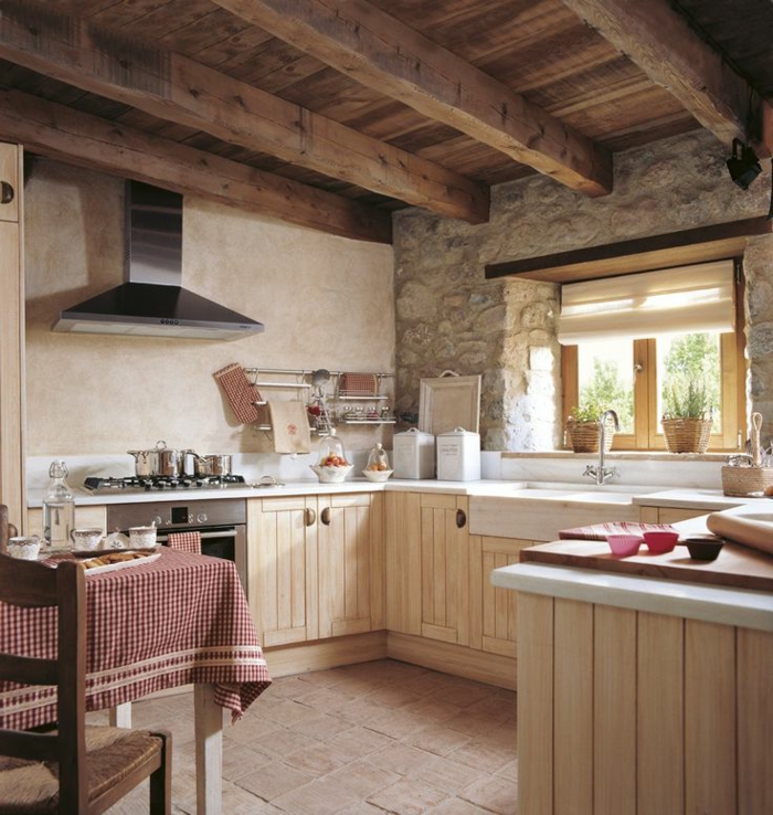 cuisine actuelle, table en bois, chaise en bois, armoire de cuisine en bois, mur en pierre, tasse de café, bol à fruits