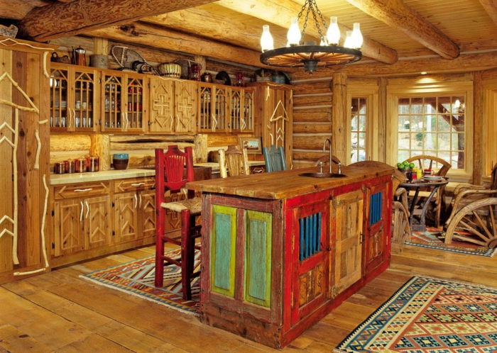 deco campagne chic, tapis multicolore, fenêtre à carreaux, armoires en bois, relooker cuisine en bois, chaises rouges