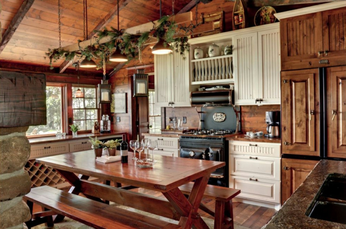 cuisine rustique, plafond en bois, grandes fenêtres, relooker sa cuisine, armoires de cuisine blanches, comptoir en marbre